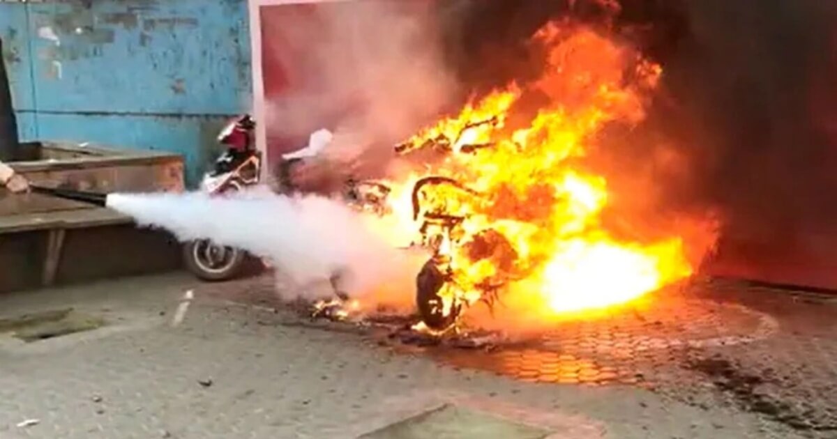 cháy xe điện dùng bình gì